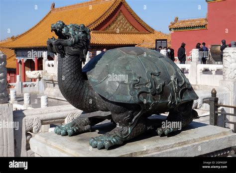 博古圖四方座燈一對|2. Life in Forbidden City